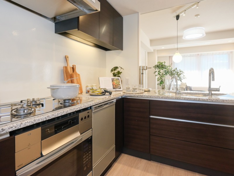 ガラストップを採用した美しく、お手入れのしやすいキッチンです。キッチン背面には収納豊富でカウンタースペースも広いカップボードがあります。