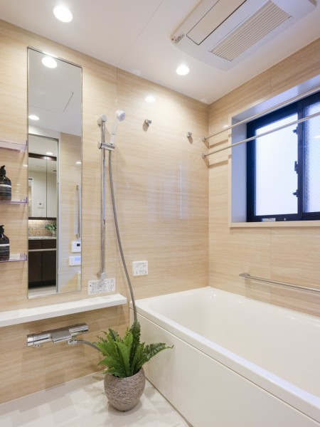 浴室にも窓があるので、自然光を採り込み換気にも嬉しいバスルームです。ゆったりとおくつろぎいただける癒しの空間です。