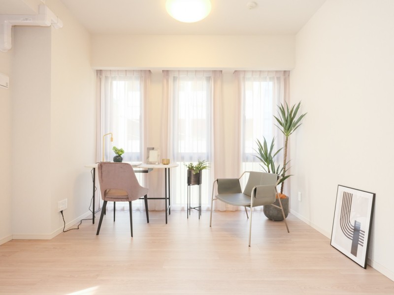 洋室２にも明るい自然光が注がれます。のびやかな空間の中で、ほっと一息つけるやすらぎの時間が流れます。