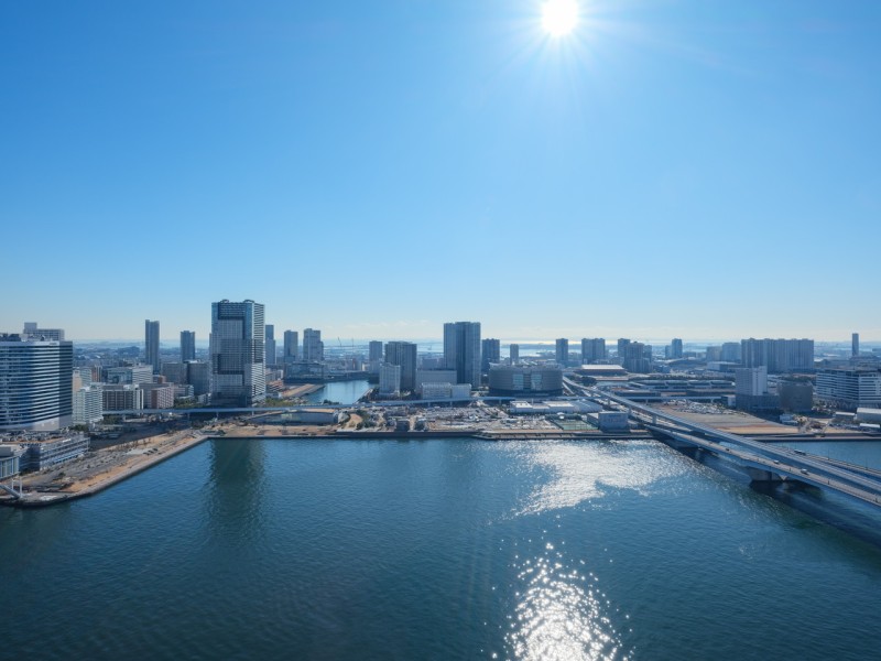 都心の刺激を間近に感じつつ、喧騒と一線を画す安らぎの居住空間がここにあります。水辺と高層ビル、青空を手中におさめ、思わず深呼吸したくなる眺めです。
