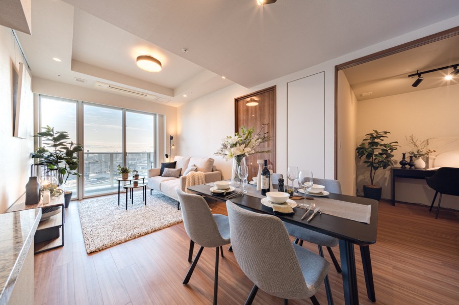 窓からたっぷりの光が注がれる、安らぎのリビングダイニングです。天井は折り上げ天井になっており、広々と開放的に感じられ穏やかな時間を纏う心地よい空間です。