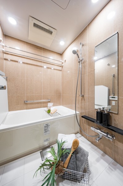 淡い色味のパネルに囲まれ、やすらぎとあたたかみを感じられるバスルームです。高さを調整できるシャワースタンド付き◎暖房・涼風・換気・乾燥機能付きで1年中快適なバスタイムをお楽しみいただけます。