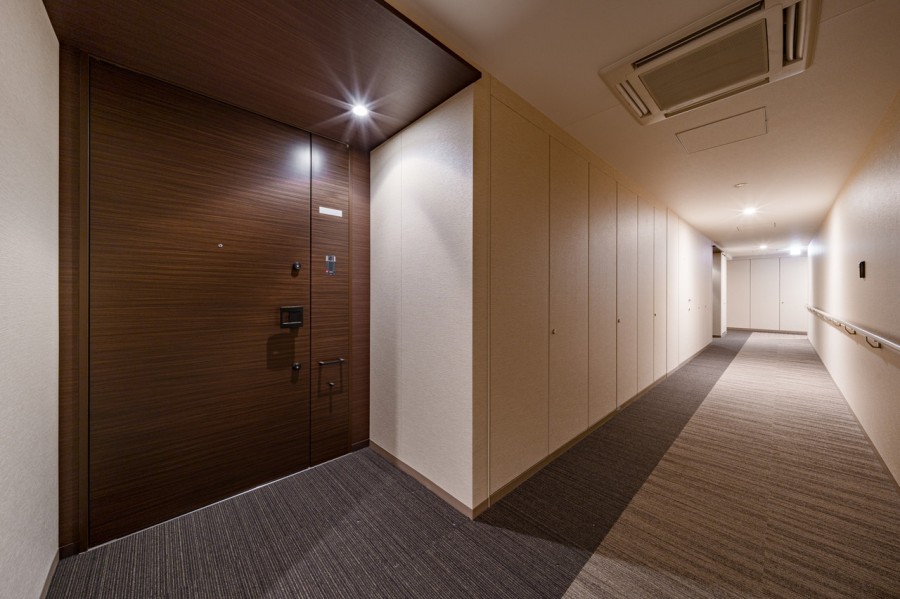 エレベーターを降りてお部屋へと続く廊下は、プライバシーも守られやすい、ホテルライクな内廊下設計です。重厚感ある玄関扉も、格調高い住まいであることを証明しています。
