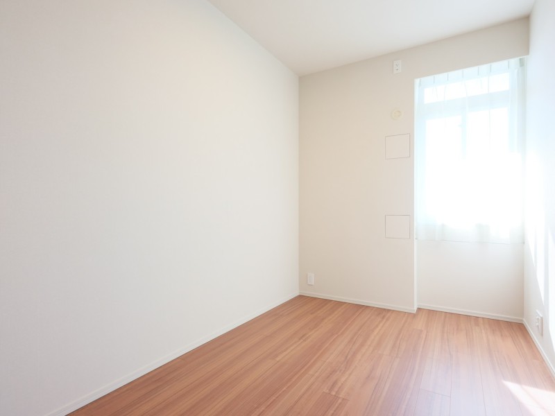 洋室3も心地よい光と風を運んでくれる、おだやかな空気に纏われたお部屋です。