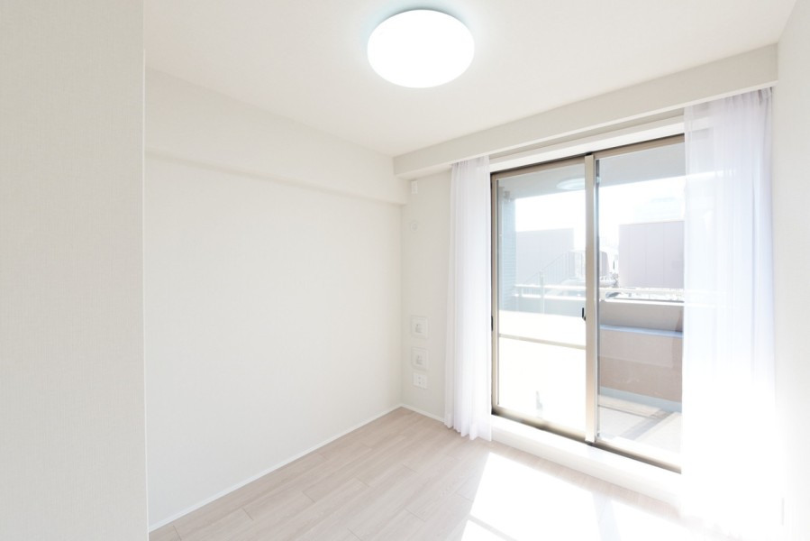 リビングに隣接し、家族とのコミュニケーションを重視しながらもしっかりとプライベートな空間を確保できる洋室3（約4.2帖）です。子供部屋におすすめです。