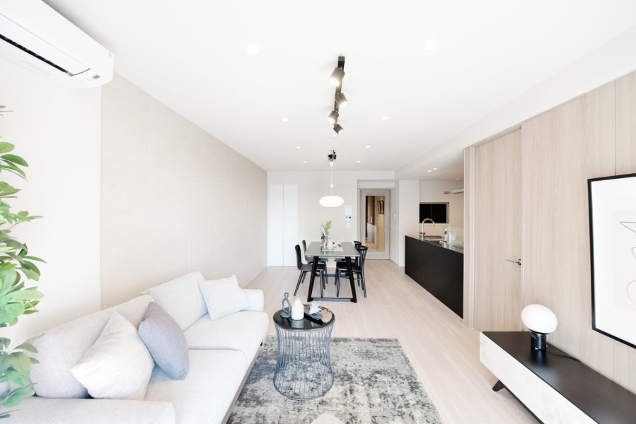 凹凸も無く家具の配置もしやすい縦長のリビングダイニングです。キッチンとの境がなく、自然とコミュニケーションをとりやすい間取りになっています。エアコン１基新規設置済みで、すぐにでも新生活をスタートできます。