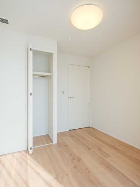 洋室3にも明るい自然光が注がれます。のびやかな空間の中で、ほっと一息つけるやすらぎの時間が流れます。