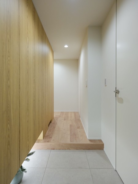 この先にどんなお部屋が広がっているのか思わずワクワクしてしまう、ラグジュアリーな玄関です。ゆとりのある廊下には収納を備え付けました。