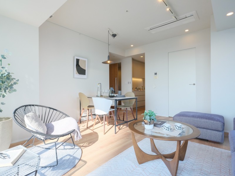 約14.8帖のリビングダイニングには、床暖房が敷設されています。寒い冬でも足元からじんわり温もりを感じ、大切なペットも一緒に、ご家族みなさんが一年中快適にお過ごしいただけます。