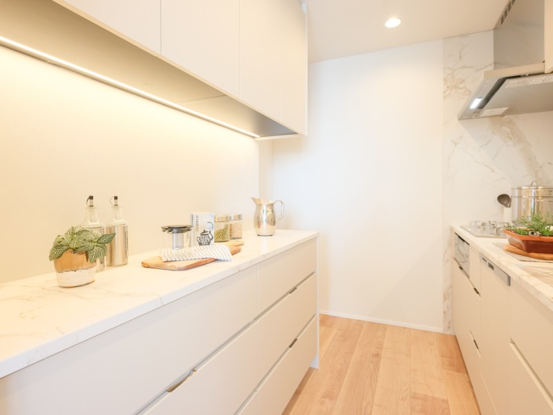 背面にはキッチンとお揃いでスタイリッシュなカップボードを備え付け、快適な家事動線を確保しました。先進と開放の豊かな共存を満喫できる空間です。