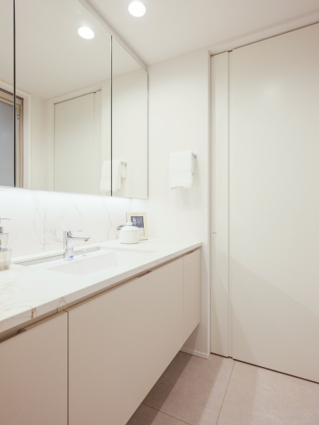 使うたびに心に気品とゆとりを与えてくれるホテルライクな洗面化粧台です。豊かな洗面空間での暮らしを、毎日お楽しみいただけます。