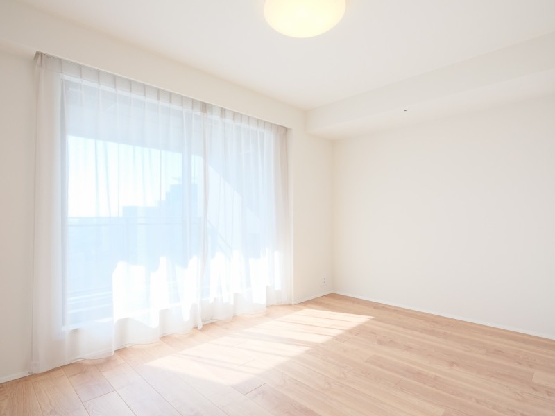 洋室1はリビングから一番遠く、プライベート性が高いお部屋です。穏やかな自然光が入り、のびのびとお過ごしいただけるお部屋です。