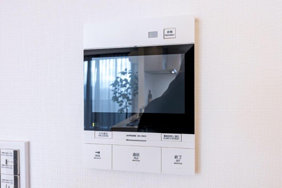 ◆TVモニター付インターホン◆訪ねてきた相手をモニター越しに確認でき、防犯対策に役立ちます。インターホン越しに話をすることが可能です。