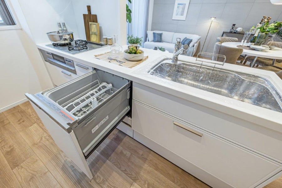 食器洗い機◆家事の時間を短縮できる優れもの。さらに節水・節約を同時に行うことができるので、大変人気があり重宝します。