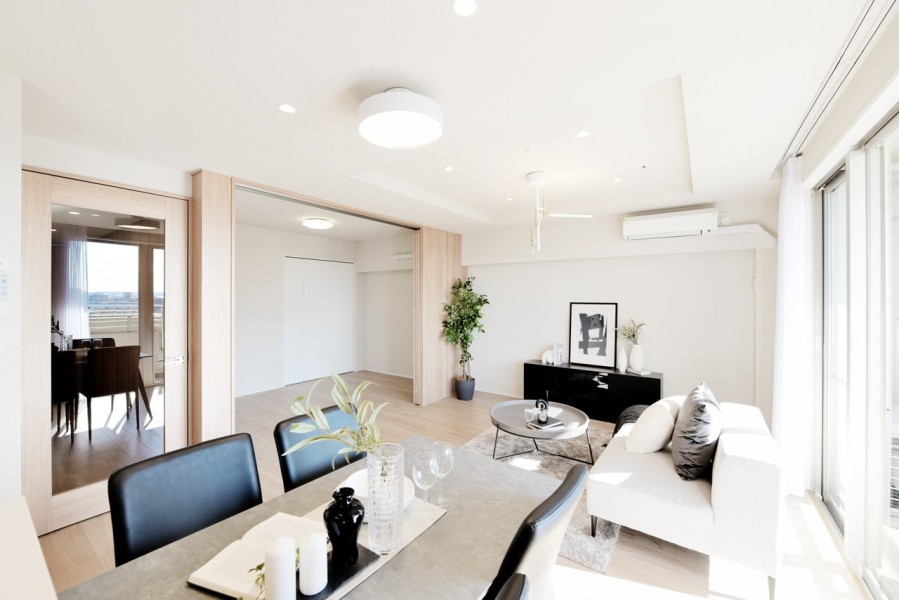 11階部分の南向きでお部屋の中にたっぷりの光が差し込むリビングダイニングキッチンです。床暖房も設置されており、足元からぽかぽか快適にくつろぐことができます。シンプルながらも洗練された内装に仕上げました。