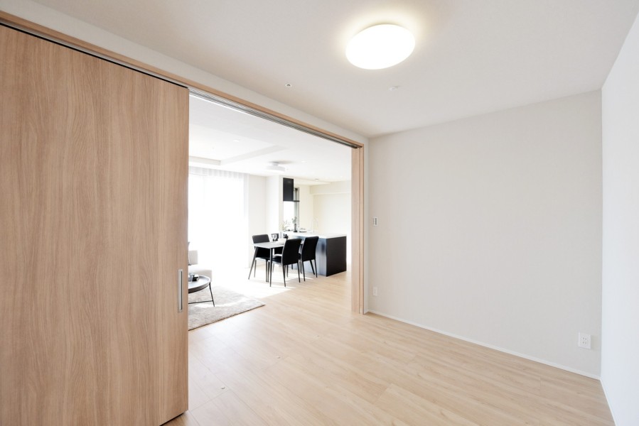 リビングに隣接しており、扉を開放すると拡張リビングとしても使用できる洋室3（約5.1帖）です。家族構成やライフスタイルに合わせてフレキシブルに使用できます