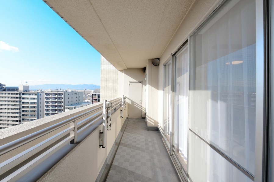 南向きの広々としたバルコニーがお部屋のなかに優しい光と風を運んでくれます。バルコニーにはトランクルームが設置されていますので、アウトドア用品やお子様の外遊びの道具などの収納に便利です。