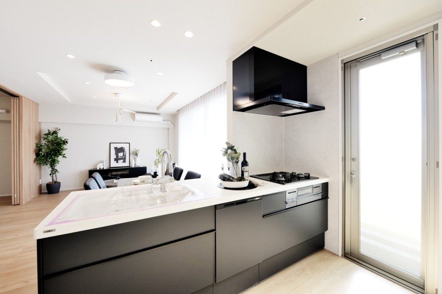 ブラックのスタイリッシュなキッチンが空間を引き締めています。食器洗い機も完備し、家事の時短に役立ちます。勝手口からバルコニーに繋がっていますので、換気や家事動線も良好です。