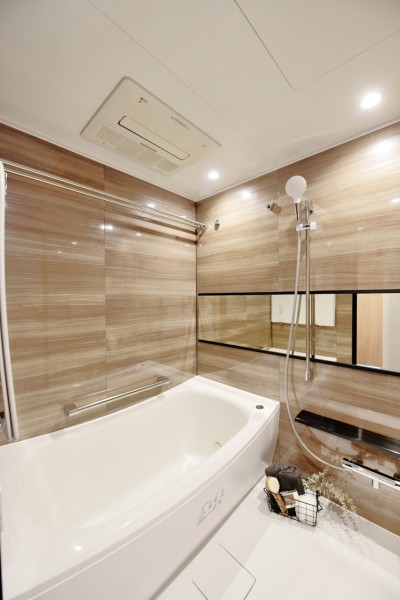 TOTO製ユニットバス新規交換済みです。毎日の疲れを癒してくれるゆったりとした浴室で、浴室暖房乾燥機完備ですので、梅雨時や花粉シーズンの衣類の乾燥などにも役立ちます。