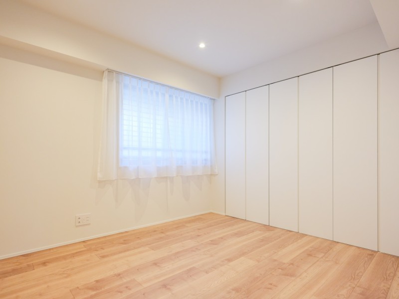 約7.5帖の広々とした洋室1は凹凸が少なく、大きな家具やベッドが配置しやすいお部屋です。収納付きで居住スペースを広くお使いいただけますね。