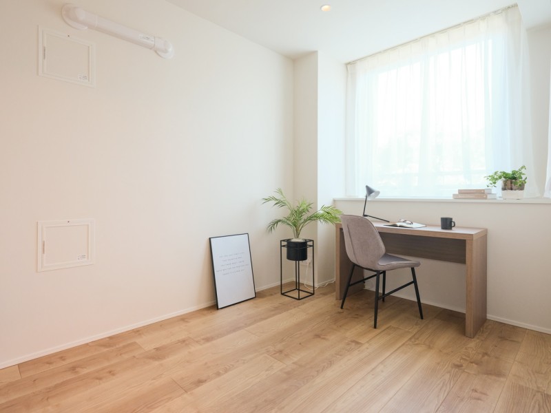 約6.2帖の洋室2はリビングに隣接しながらもプライベート性の高いお部屋です。テレワークや読書、趣味の時間などを落ち着いて過ごすのにもおすすめの空間です。