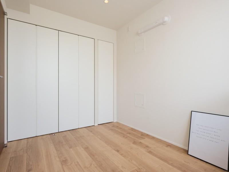 洋室1と同様に大きな収納が備わっているため、衣類やオフシーズン家電などをしっかりと収納いただけます。