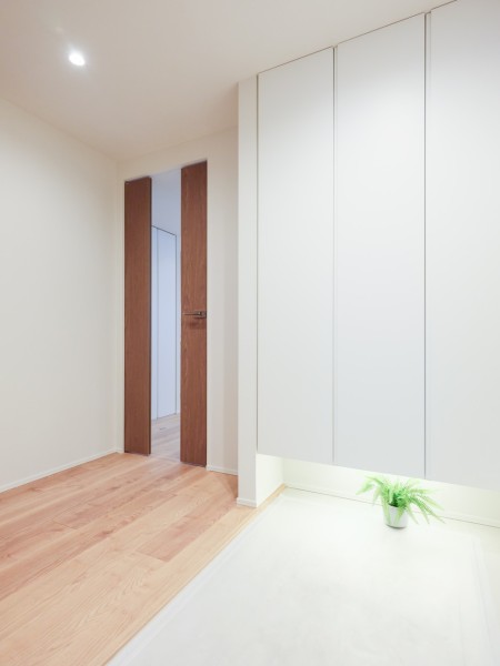 清潔感漂うホワイト基調で仕上げられた気品溢れる玄関スペースです。フットライトが足元を優しく照らし、上質な住まいへと誘います。