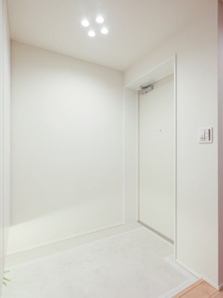 玄関は人感センサー照明が備わっているため、暗闇でスイッチを探す手間が不要。いつでも明るい空間が出迎えます。足元スペースにゆとりがあるのでベビーカーやキャリーケースも快適に移動できます。