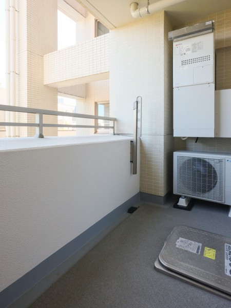 バルコニーには心地よい風が吹き抜けます。洗濯金物付きで洗濯物もしっかりと乾かせそうです。