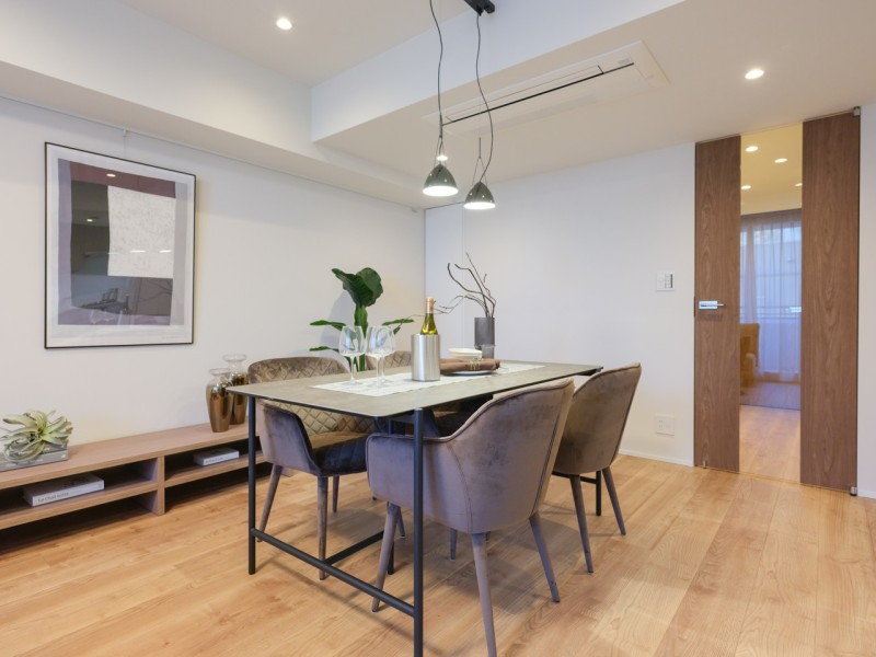 リビングダイニングには床暖房を敷設しています。冬場の間も足元ぽかぽか♪通年快適な温度に保ちながらお過ごしいただけます。