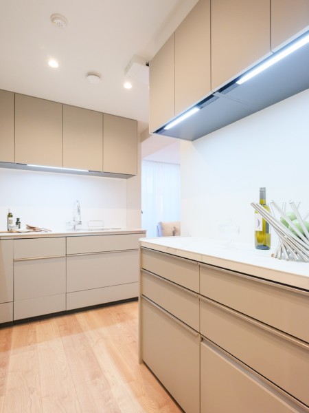キッチンはカップボード付き♪調理家電やコーヒーメーカーなども配置しやすく、カトラリーなどもたっぷりと収納可能です。