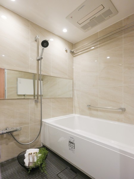 乳白色の色合いが美しい高級感漂うバスルームです。ワイドミラーでより広く感じる空間で、一日の疲れを癒すリラクゼーションタイムを心ゆくまでお楽しみいただけます。