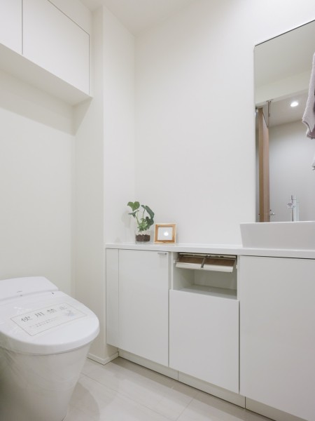 レストルームにはスタイリッシュなタンクレストイレを採用しています。ミラーや手洗いカウンターが備わっており、来客のかたにもご利用いただきやすいというポイントも♪