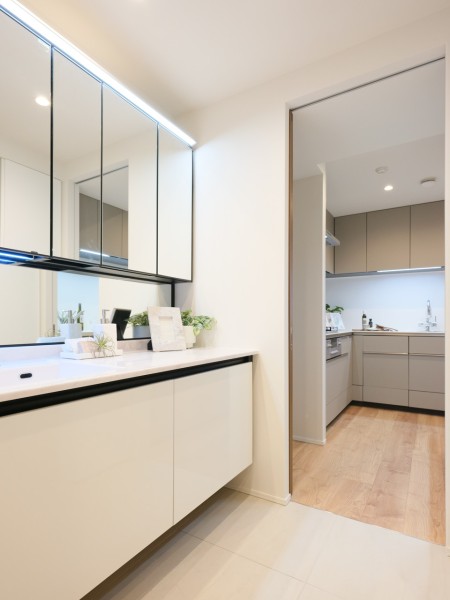 洗面化粧台は大きな三面鏡付きでメイクドレッサーとしても便利なゆったりサイズ。キッチンにもそのままアクセスできる回遊動線が確保されているため、家事やお洗濯などの効率的な動きもラクラク叶います♪