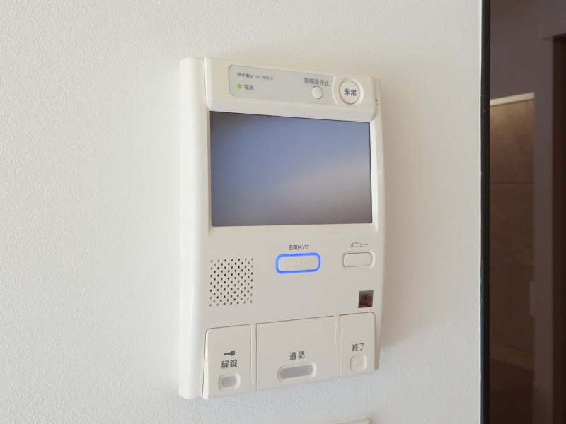 ◆TVモニター付インターホン◆訪ねてきた相手をモニター越しに確認でき、防犯対策に役立ちます。インターホン越しに話をすることが可能です。