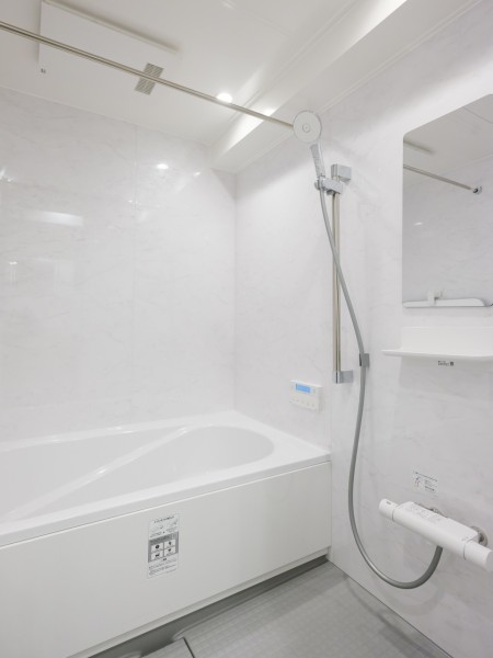 ホワイトストーンパネルの清潔感溢れるバスルームです。節水性を備えたエコアクアシャワーや、汚れにくい表面処理が施されたキレイサーモフロアを採用しています。