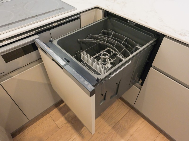 ◆食器洗浄乾燥機◆家事の時間を短縮できる優れもの。さらに節水・節約を同時に行うことができるので、大変人気があり重宝します。