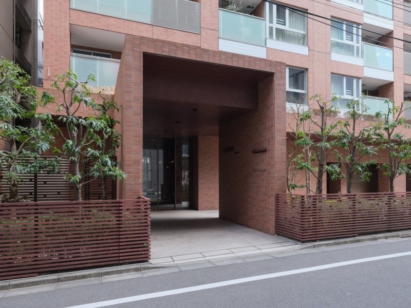 堂々たる趣の中に自然の潤いも感じる外観は、住まう方が描く理想のライフステージを実現させます。お手入れが行き届いた綺麗な共用部が、安らぎに満ちた暮らしへ誘います。