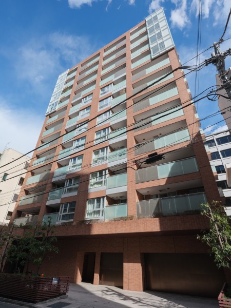 野村不動産旧分譲、2015年3月竣工のマンションです。赤いタイル貼りの重厚感溢れる外観です。『赤坂』駅まで徒歩3分、ストレスフリーのアプローチで先進のシティライフを楽しめる立地です。