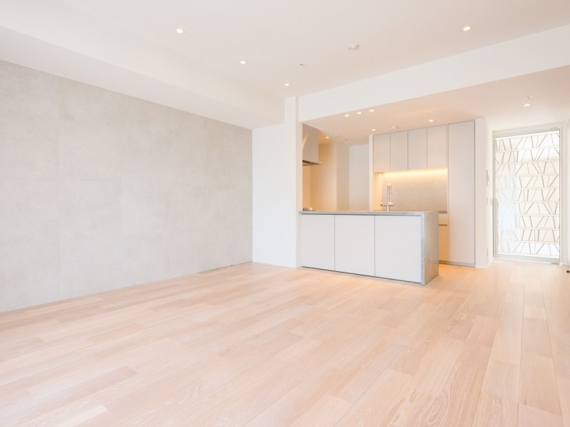 リビングの壁には石調タイルを採用しました。色調と美観のバランスを追求し、柔らかな色と表情の天然石が空間をエレガントに演出してくれます。また、床暖房を敷設したので、1年中快適にお過ごしいただけます。