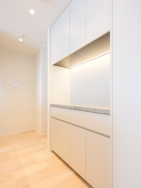 背面にはキッチンとお揃いでスタイリッシュなカップボードを備え付けました。お部屋の雰囲気に溶け込む、インテリアの一部のようなオープンキッチンです。