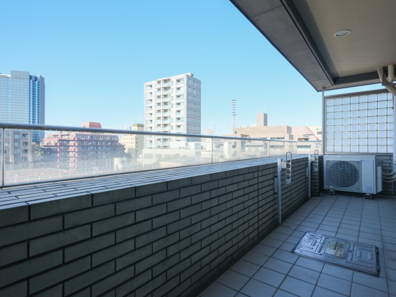 リビングダイニング・洋室１に隣接したバルコニーです。暮らしに大切な光と風をめいっぱい感じることができるリフレッシュスペースです。