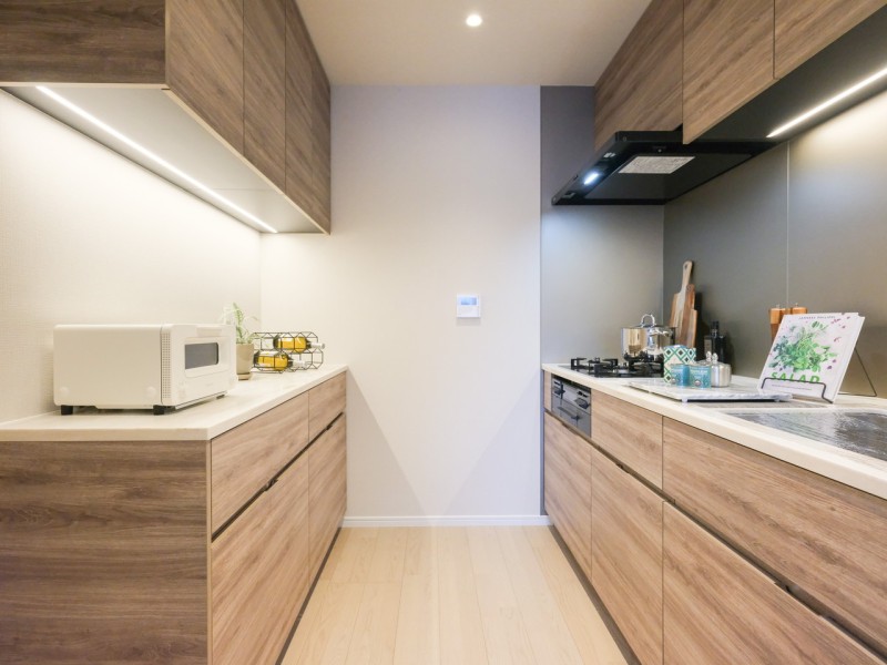 背面にはキッチンとお揃いでスタイリッシュなカップボードがございます。収納スペースが豊富な壁付けキッチンです。