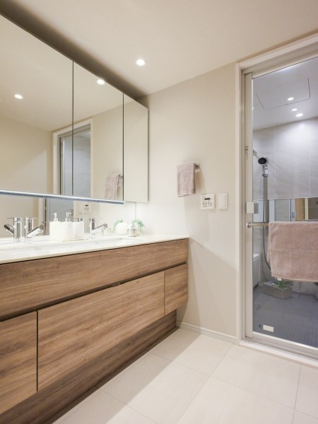 洗面化粧台は、キッチンと同じく田中工藝製で上品さが宿ります。使うたびに心に気品とゆとりを与えてくれるホテルライクな洗面化粧台です。豊かな洗面空間での暮らしを、毎日お楽しみいただけます。