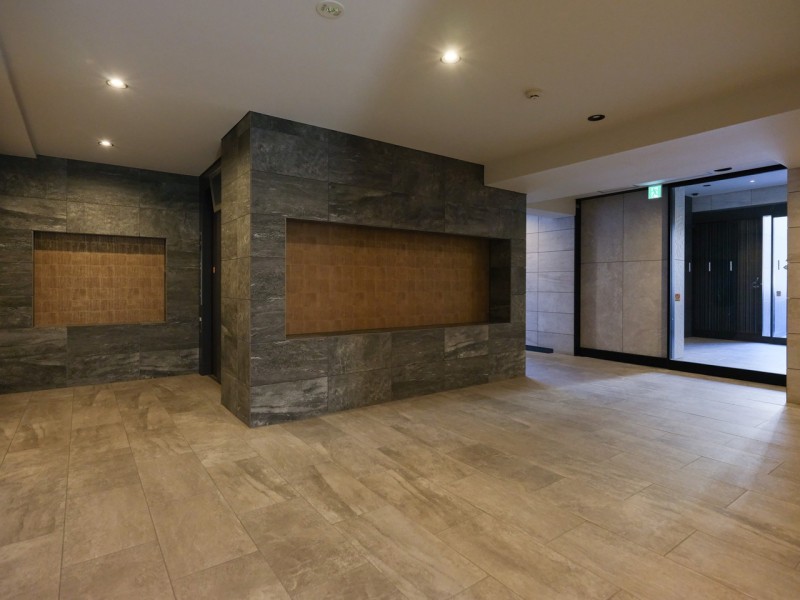 清潔に保たれたマンションエントランスロビー。広々とした空間で心地よい安らぎに満ちた暮らしへ導いてくれます。