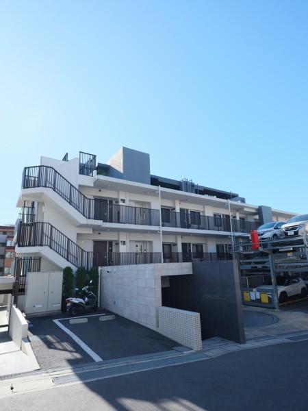 白を基調にした存在感のあるタイル張りの外観です。最寄り駅前にはお買物に便利なショッピングモールがあり、二子玉川駅や渋谷駅にもアクセスが便利な立地となっています。前建てとの距離もあり開放感のある暮らしを楽しんでいただけるでしょう♪