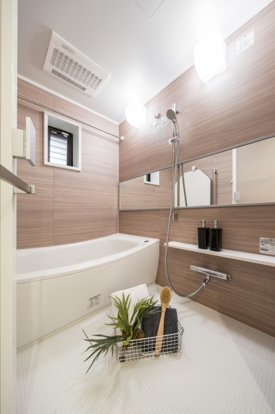 窓があるバスルームは、自然な明かりを取り込むことができ、明るく開放的な空間です。暖房・涼風・換気・乾燥機能付きで1年中快適なバスタイムをお楽しみいただけます。