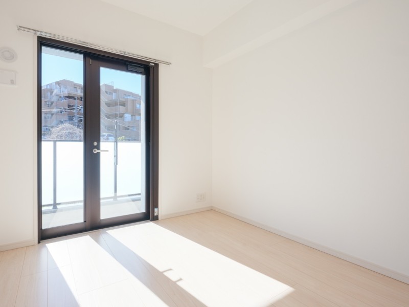 バルコニーに面した洋室1(WIC付き)です。お部屋は明るく優しい光が入るので、快適な空間でリラックスできます。主寝室として、過ぎゆく時間をのんびりと感じることができそうです。