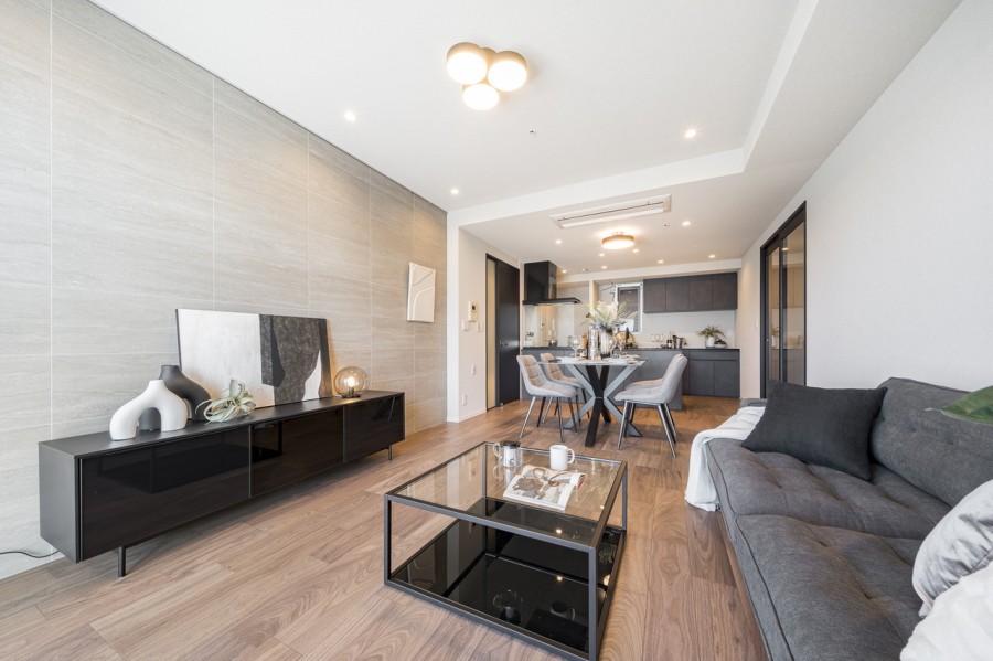 26階部分につき陽当たり・眺望良好なリビングダイニングです。やわらかな色合いが美しいドルセットのトルトラカラーをアクセントに、穏やかな時間が流れるリュクスな空間が広がります。