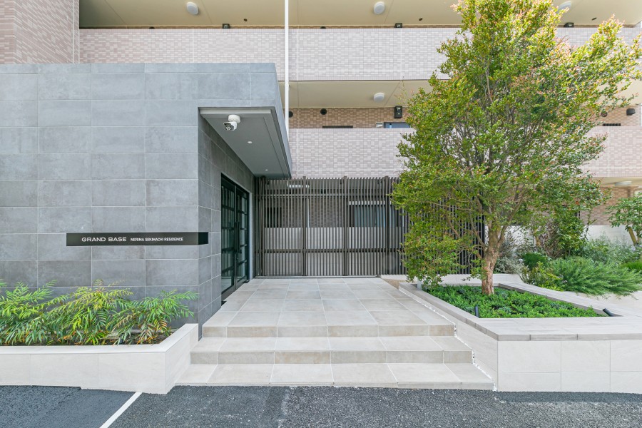 植栽の緑が心地の良さを演出するエントランスです。お手入れが行き届いた綺麗な共用部が、安らぎに満ちた暮らしへ誘います。※2021年撮影